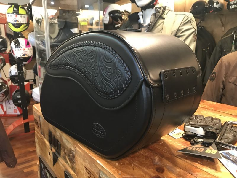 Lateral Alforja de cuero repujado rgida con cierre de llave